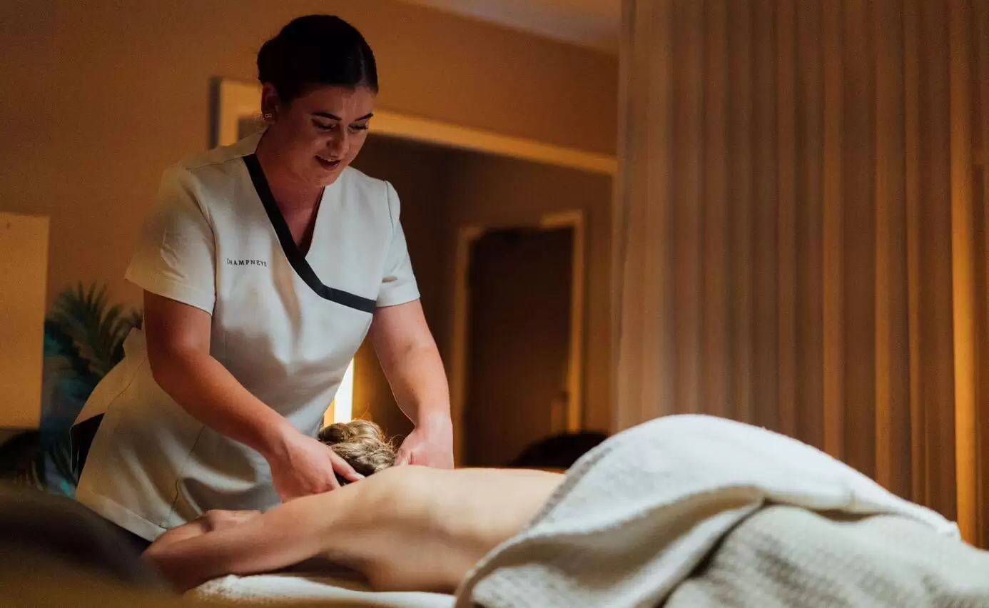 Why Choose Royal Essence Spa – Expert therapist in Thane